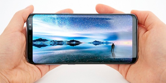 Nhấn mạnh vào khả năng giải trí di động nên Galaxy S8 và S8 Plus đều có màn hình khá lớn với kích thước 5,8 inch và 6,2 inch tương ứng với cùng độ phân giải 2K. Màn hình không viền hiển thị với màu sắc sống động và chi tiết cao.  