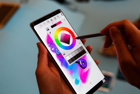 Với bút S Pen chủ lực đi kèm, Galaxy Note 8 thực sự chỉ phù hợp với những người dùng thường xuyên làm việc di động khi phải ghi chép, phác thảo và lưu lại các ý tưởng bất chợt ở bất kỳ đâu. 