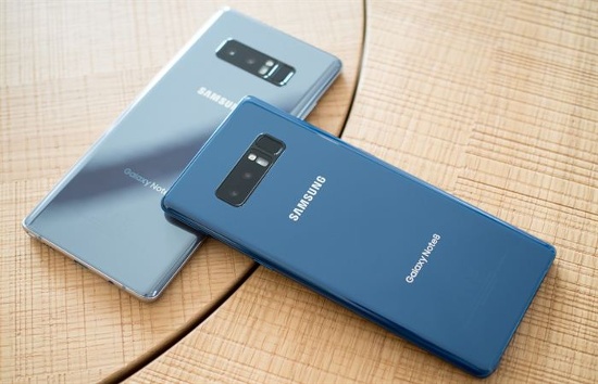 Phần cứng của Galaxy Note 8 là hoàn toàn tương tự với bộ đôi Galaxy S8/S8 Plus, tuy nhiên camera được nâng cấp mạnh mẽ. Đây là thiết bị đầu tiên của Samsung sở hữu tính năng camera kép, bao gồm một camera góc rộng 12 megapixel (f/1.7) và một camera telephoto 12 megapixel (f/2.4). Cả 2 camera này đều hỗ trợ chống rung quang học.