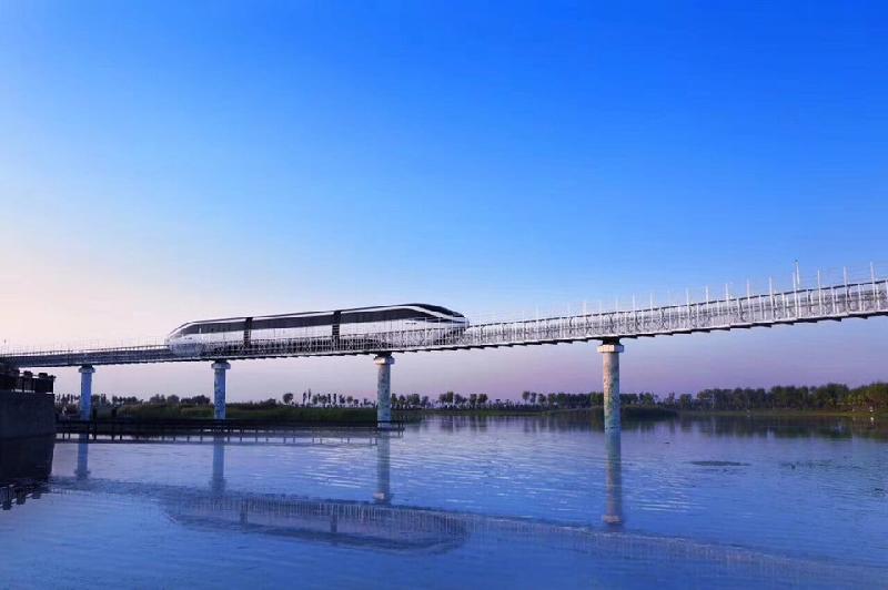 Trong quy hoạch hệ thống đường sắt đô thị thời gian tới, TP.HCM dự định xây dựng hai tuyến tàu điện một ray (monorail) gồm tuyến số 2 dài 12 km có điểm đầu tại Nguyễn Văn Linh (quận 7) giao với quốc lộ 50 và điểm cuối là Khu đô thị mới Thủ Thiêm (quận 2); tuyến monorail số 3 dài 16 km có điểm đầu từ ngã sáu Gò Vấp, chạy qua công viên phần mềm Quang Trung và điểm đến là Tân Thới Hiệp (quận 12). Hôm 20/10, Viện Khoa học và Công nghệ Giao thông vận tải (Bộ GTVT) đưa ra đề xuất với Sở GTVT TP.HCM xây dựng tuyến tàu điện trên cao một ray ra vào sân bay Tân Sơn Nhất. Ảnh: BYD.