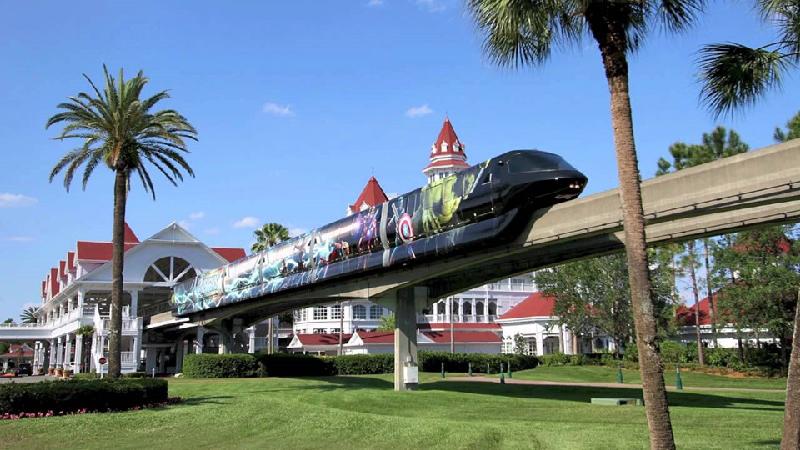 Vì đặc điểm này, tàu điện một ray thường được sử dụng trong các khu du lịch hoặc công viên giải trí để tạo điều kiện cho hành khách ngắm cảnh từ trên cao. Hệ thống monorail nổi tiếng nhất có lẽ là ở công viên Walt Disney World (bang Florida, Mỹ). Năm 2016, hệ thống này nằm trong top 3 những tuyến monorail “bận bịu” nhất thế giới với hơn 150.000 lượt hành khách được vận chuyển mỗi ngày. Ảnh: Walt Disney World. 