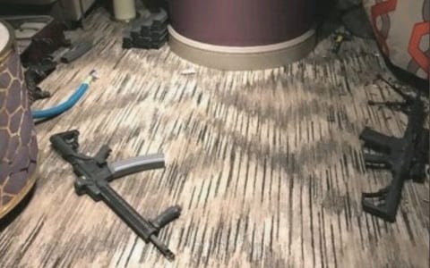 Cảnh tượng bên trong căn phòng Stephen Paddock thuê ở tầng 32 của khách sạn Mandalay Bay Ảnh: QT.COM.AU