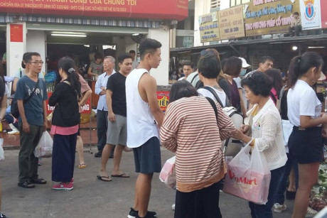 Du khách Trung Quốc thăm chợ Hạ Long 1. Quản lý được các hoạt động lữ hành sẽ vừa thu được thuế, vừa bảo vệ được quyền lợi chính đáng của du khách. Ảnh: NGUYỄN HÙNG