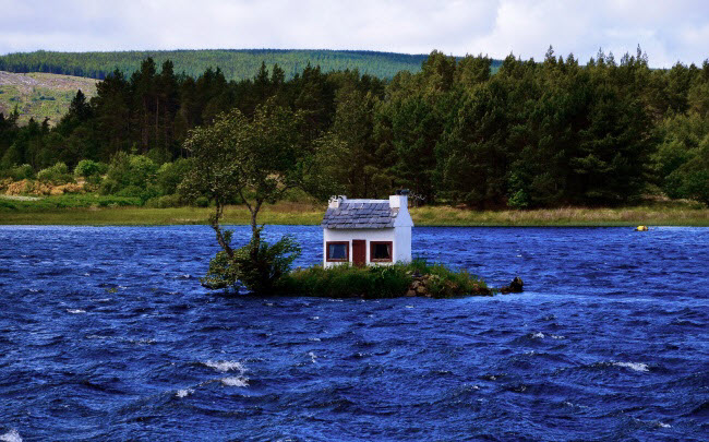 Nhà giữa hồ, Scotland: Một ngôi nhà bí ẩn được xây dựng trên hồ Loch Shin gần ngôi làng Lairg, Scotland. Nhưng tin đồn cho rằng một gia đình lớn sống trong ngôi nhà này và những điều kỳ lạ thường xuyên xảy ra ở đó.   