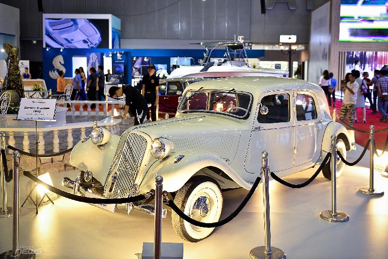 Citroen Traction 1942, còn được biết đến với tên gọi Citroen Traction Avant, là một mẫu sedan cỡ lớn được sản xuất trong giai đoạn từ 1934 - 1957.