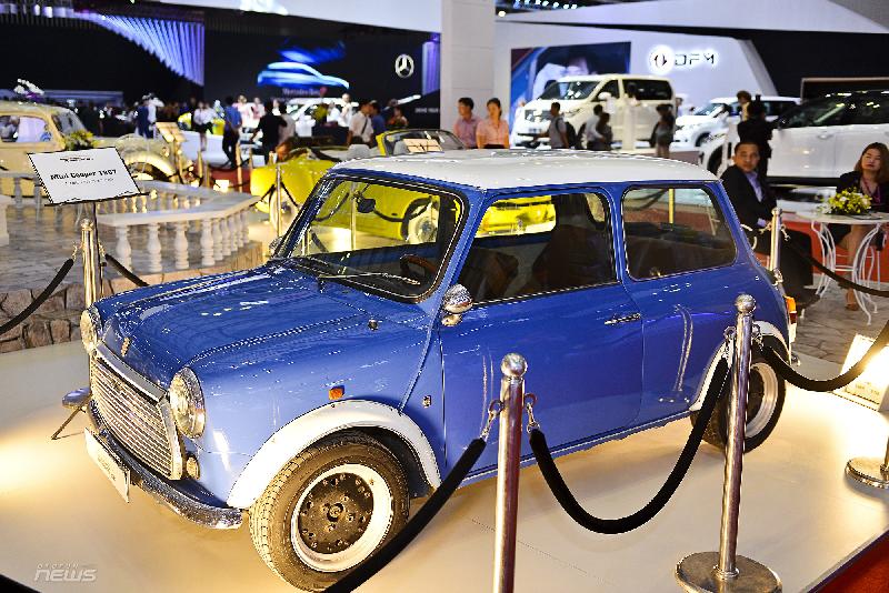 MINI Cooper 1967, chiếc xe gắn liền với nhân vật Mr. Bean nổi tiếng, do diễn viên gạo cội Rowan Atkinson thủ vai.