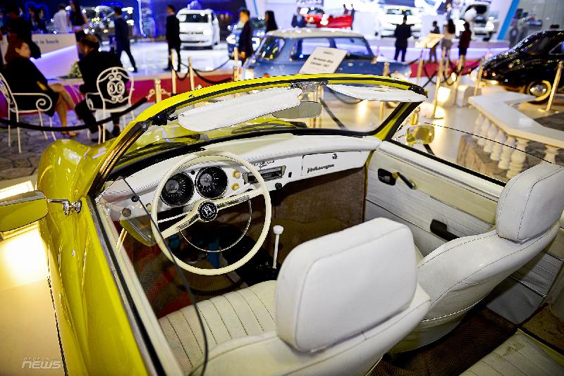 Trong suốt vòng đời kéo dài từ 1955-1974, gần 500.000 chiếc Volkswagen Karmann Ghia đã được xuất xưởng.
