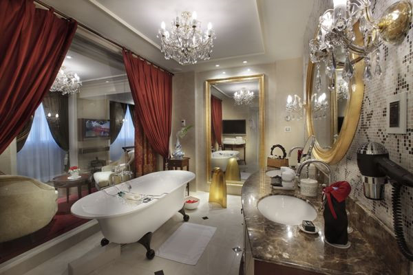 Hình ảnh trên là phòng tắm với bồn tắm kiểu Pháp, vòi sen xông hơi và bộ đồ dùng phòng tắm hiệu Hermès. Ảnh: 