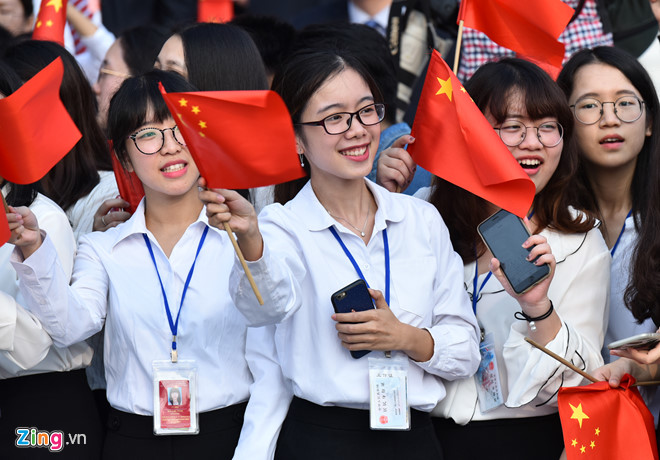 Tại lễ khánh thành, Chủ tịch Trung Quốc Tập Cận Bình trao chìa khoá biểu trưng cho Chủ tịch Quốc hội Nguyễn Thị Kim Ngân. Bên ngoài hội trường, rất đông nữ sinh cầm cờ của 2 nước vẫy chào. Ảnh: Việt Hùng.
