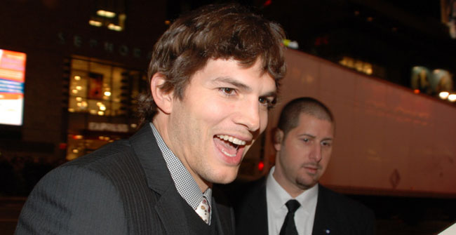 7. Ashton Kutcher, IQ: 160. Kết quả học tập ở trường trung học của Ashton Kutcher quá xuất sắc đến mức anh nhận được hai xuất học bổng tuyển thẳng vào 2 trường đại học danh giá của Mỹ. Ashton Kutcher chọn theo học một chuyên ngành hóc búa - kỹ sư chế tạo máy. Tuy vậy, vừa học được một năm thì Ashton quyết định bỏ học để đi làm người mẫu, diễn viên, cộng thêm việc đầu tư kinh doanh vào các công ty phần mềm.