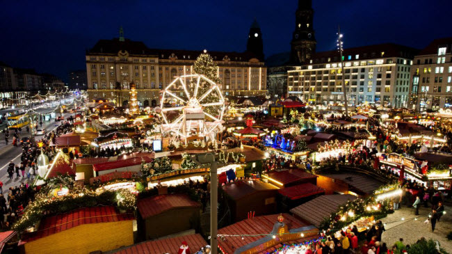 1. Đức: Thành phố Dresden tổ chức hội chợ Striezelmarkt vào dịp Giáng sinh hàng năm suốt nhiều thế kỷ qua. Món ăn Striezel được làm từ bột nhão, quả hạnh, nho khô và các gia vị khác là đặc sản của thành phố này.