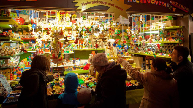 Trẻ em chắc chắn sẽ rất hứng thú khi được bố mẹ dẫn tới cửa hàng đồ chơi Giáng sinh tại thành phố Cologne. Cửa hàng được dựng tạm hàng năm trước nhà thờ Cologne