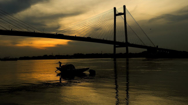 2. Thành phố Kolkata, Ấn Độ: Biểu tượng của thành phố là cây cầu Vidyasagar Setu bắc qua sông Hooghly. Du khách nên du ngoạn dọc sông để cảm nhận cuộc sống hàng ngày tại thành phố này.