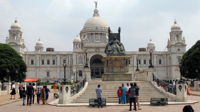 Đài tưởng niệm Victoria ở thành phố Kolkata được người Anh xây dựng vào năm 1921 để vinh danh Nữ hoàng Victoria. Ngày nay, công trình này trở thành bảo tàng và thu hút rất đông du khách.