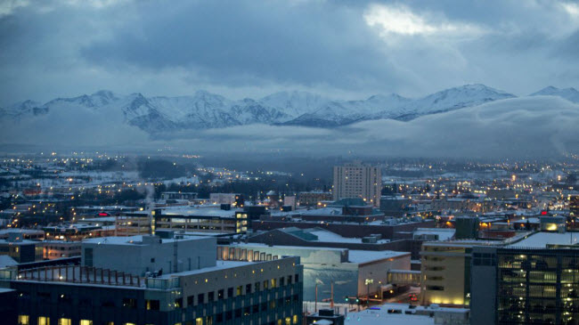 3. Thành phố Anchorage, Alaska, Mỹ: Những tòa nhà sáng lung linh trong đêm trước dãy núi bên ngoài thành phố Anchorage, Alaska. Du khách tới nơi này có thể trải nghiệm ngày ngắn và đêm rất dài.