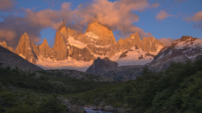 4. Patagonia: Khu vực này nằm giữa Chile và Argentina. Đỉnh Cerro Fitz Roy ở phía Argentina là một trong những địa điểm du lịch nổi tiếng nhất ở đây.