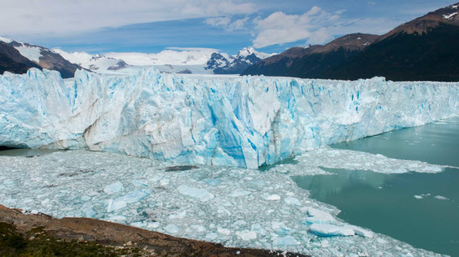 Vườn quốc gia sông băng Los cũng là một trong những điểm du lịch hấp dẫn ở Patagonia. Theo chu kỳ 4 hay 5 năm, dòng sông băng này lại đứt vỡ một lần.