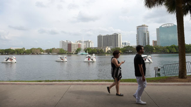5. Thành phố Orlando, Florida, Mỹ: Du khách tới đây có thể đi bộ ngắm cảnh hồ Eola và công viên Thornton. Nhiệt độ trung bình ở đây khoảng 28 độ vào ban ngày.