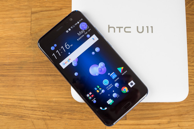 HTC U11: Ra mắt vào tháng 6 vừa qua, HTC U11 cũng theo trào lưu đó là viền bezel thu nhỏ tối đa và loại bỏ jack cắm tai nghe 3,5 mm. Theo đánh giá đây là chiếc smartphone đẹp nhất với camera kép tốt nhất và được đánh giá đạt 8,1 điểm.