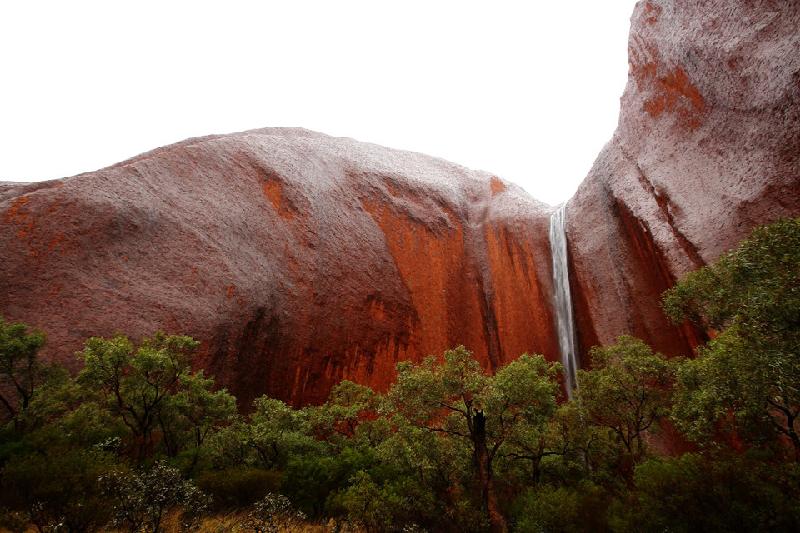 Một dòng thác đổ xuống từ đỉnh Uluru. Nhiều báo cáo cho thấy du khách tới tham quan Uluru đã có cách cư xử không phù hợp như làm ô nhiễm nguồn nước, phá hoạt các tranh vẽ cổ, vi phạm các quy tắc an toàn. 