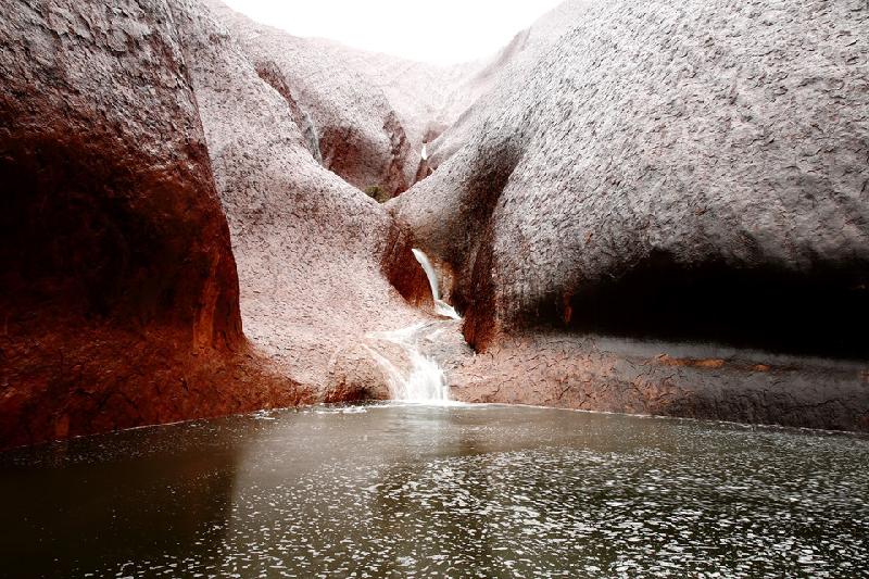 Các dòng thác đổ xuống một hồ nước dưới chân Uluru. Bên cạnh lý do bảo tồn, việc cấm hoạt động leo núi tại Uluru cũng xuất phát từ vấn đề an toàn cho du khách. Từ thập niên 50 thế kỷ trước, ít nhất 36 người được báo cáo tử vong do leo lên núi Uluru. Trong giai đoạn 2002-2009, 72 du khách được giải cứu và cần tới điều trị y tế do leo núi. Ảnh: Getty.