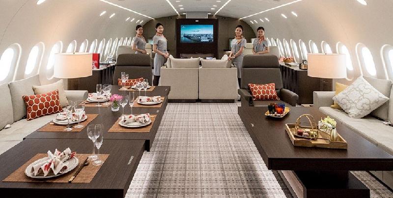 Phòng khách chính của máy bay có đầy đủ tiện nghi cho 16 hành khách: ghế dài, ghế tựa, sofa và cả ghế lười bean bag.