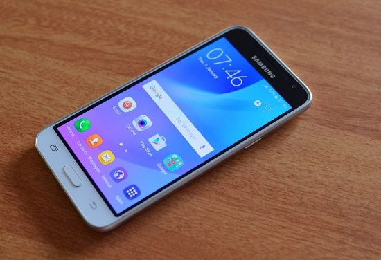 Samsung Galaxy J3 2016: Máy có thiết kế vỏ nhựa và không thật sự nổi bật. Mặt lưng của Galaxy J3 2016 bằng nhựa có bề mặt nhám chống bám vân tay, có thể tháo rời và các cạnh bo cong mang lại cảm cầm dễ chịu, vừa và ôm tay. 