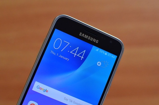 Samsung Galaxy J3 2016 có camera sau 8 megapixel với đèn flash trợ sáng và camera trước 5 megapixel để chụp ảnh tự sướng. 