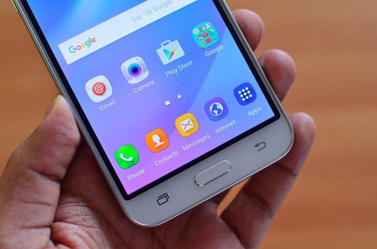 Thiết bị sở hữu màn hình AMOLED 5 inch độ phân giải HD, nhưng chất lượng hiển thị không thể bằng các mẫu smartphone của Samsung cùng sử dụng màn hình AMOLED có mức giá cao hơn. 