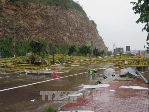 Cổng chào mỹ thuật bằng sắt không có trụ móng bị đổ chắn ngang đầu đường Nguyễn Tất Thành, thành phố Quy Nhơn. Ảnh: Phạm Kha – TTXVN.