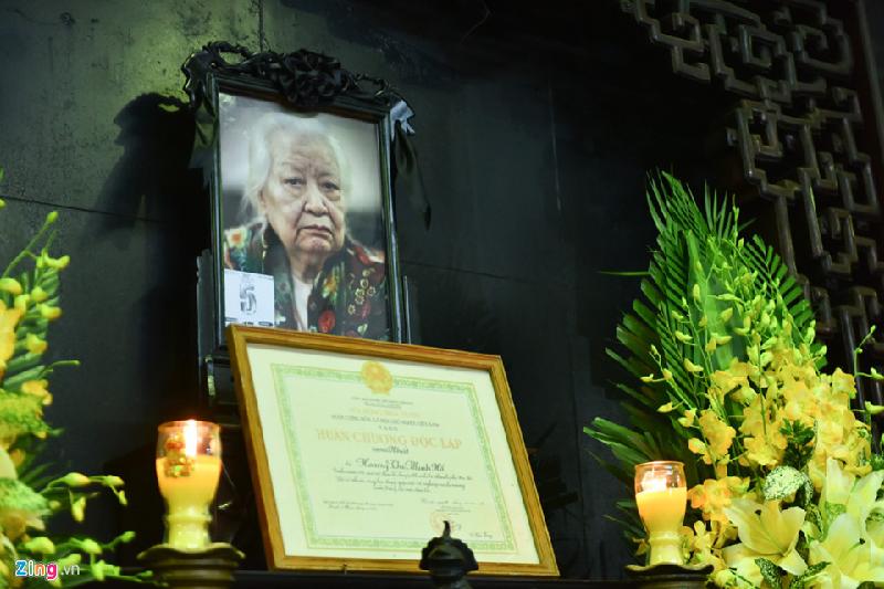 Cụ Hoàng Thị Minh Hồ sinh năm 1914, từ trần ngày 5/11, hưởng thọ 104 tuổi. Cụ Minh Hồ nguyên là Ủy viên Ủy ban Trung ương MTTQ Việt Nam, nguyên Ủy viên BCH Hội Liên hiệp phụ nữ Hà Nội.