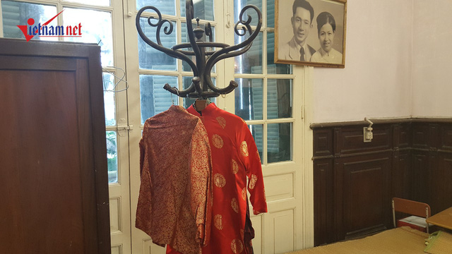 Quần áo của cụ Hoàng Thị Minh Hồ treo ngay ngắn trên giá. Ảnh: Diệu Bình