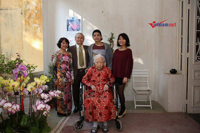 Cụ Hoàng Thị Minh Hồ chụp cùng con cháu dịp Tết Đinh Dậu 2017 (Ảnh: Gia đình cung cấp)