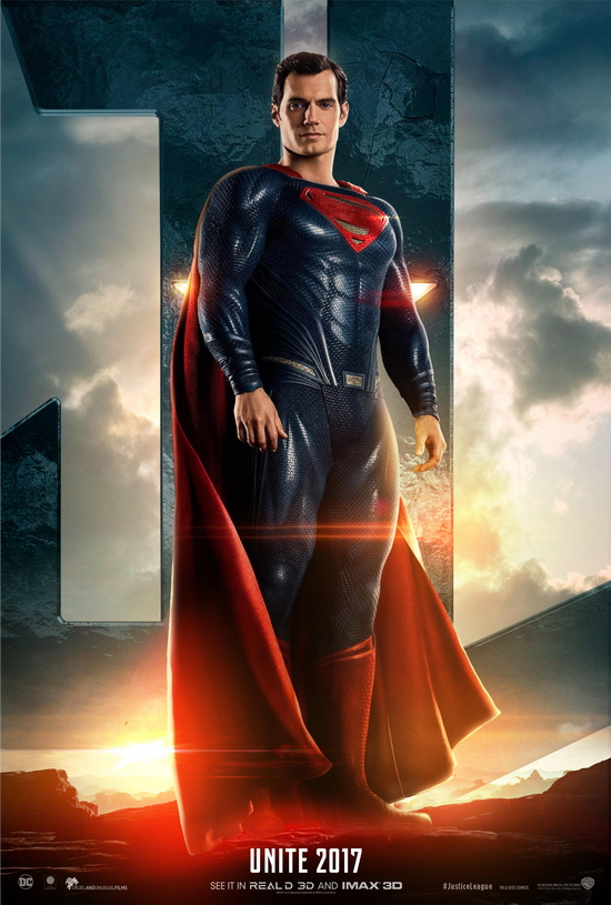 Henry Cavill trong vai Superman  Được biết tới là nam diễn viên người anh thực lực, anh đã có trong tay rất nhiều các bộ phim truyền hình và điện ảnh. Với thân hình chuẩn mẫu, chiều cao 1m85, đôi mắt xanh hút hồn Henry Cavill đã khiến cho hàng triệu trái tim của fan nữ tan chảy. 