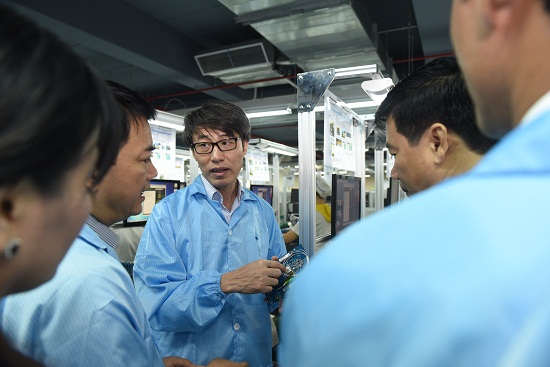 ông Trần Hữu Quyền - Tổng giám đốc Công ty VNPT Tech đang giới thiệu sản phẩm của nhà máy với khách tham quan