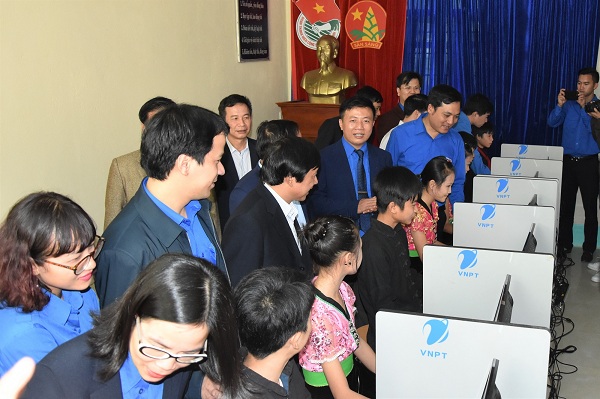 Khai trương điểm internet thanh niên tại trường THCS xã Bum Nưa, huyện Mường Tè.