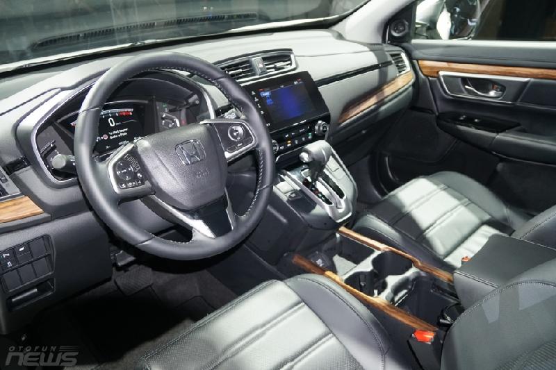 CR-V thế hệ mới có thể nói điểm “ăn tiền” nhất đó chính là phần nội thất của xe