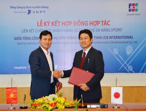 Ông Phạm Anh Tuấn - Phó Tổng Giám đốc VinaPhone (bên trái) và ông Tomoaki Yamaguchi - Giám đốc quốc gia, trưởng đại diện của JCB International tại Việt Nam (bên phải) đại diện 2 đơn vị ký kết hợp tác triển khai dự án Vpoint.