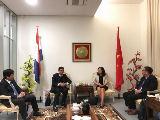 Đoàn thăm và làm việc với Đại sứ quán Việt Nam tại Hà Lan.