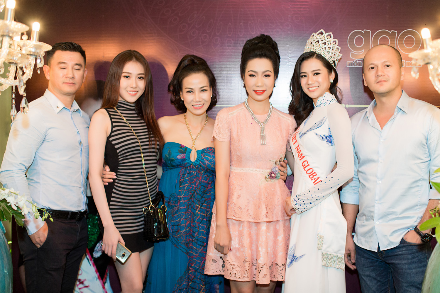 Tối ngày 1/11, Hoa hậu Quốc Phương có buổi gặp gỡ với người thân, bạn bè cùng dàn khách mời sau khi đăng quang. 