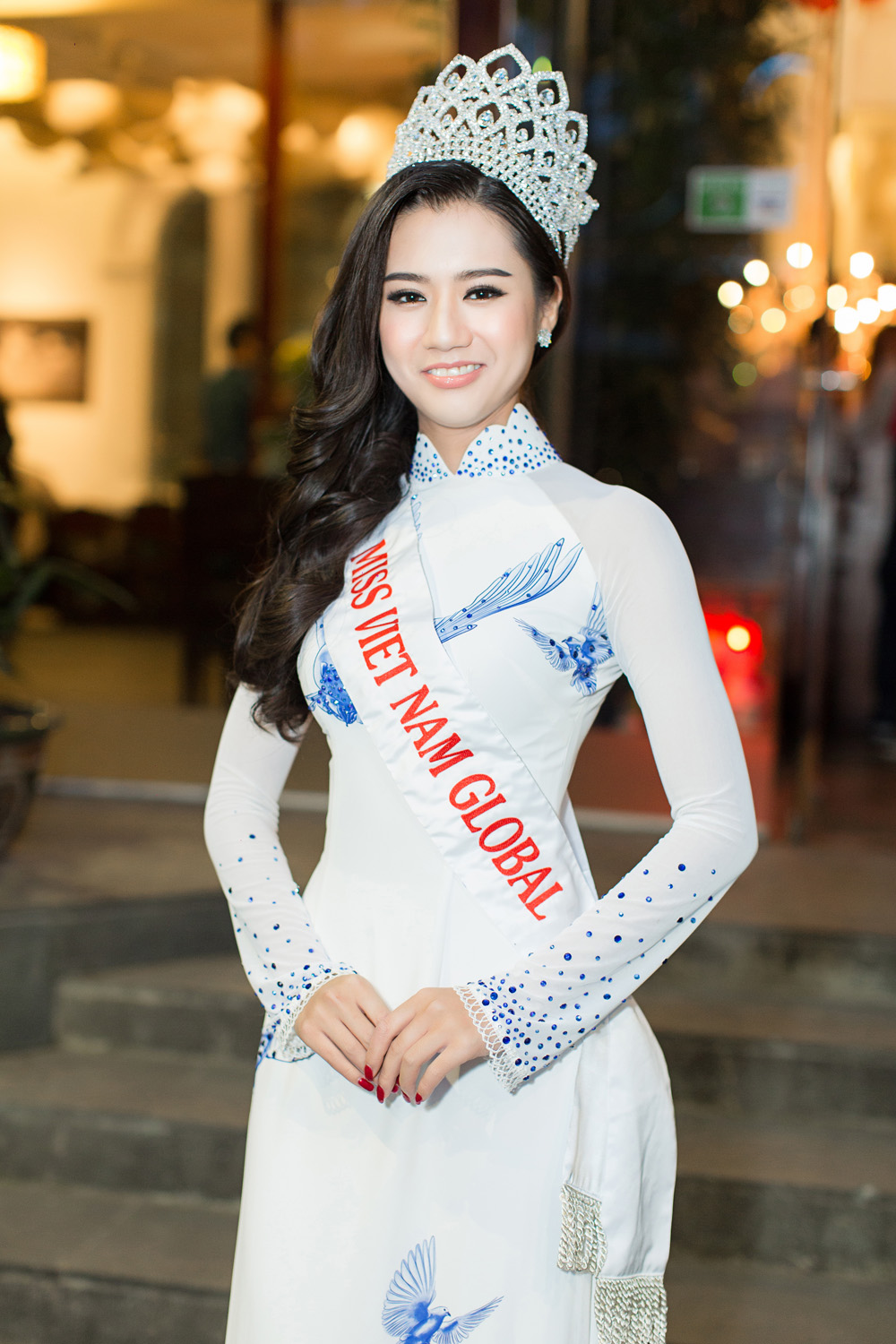 Tân Hoa hậu Quốc Phương chọn xuất hiện trong tà áo dài trắng truyền thống, cô tôn vinh vẻ đẹp thanh thoát và tinh khôi.
