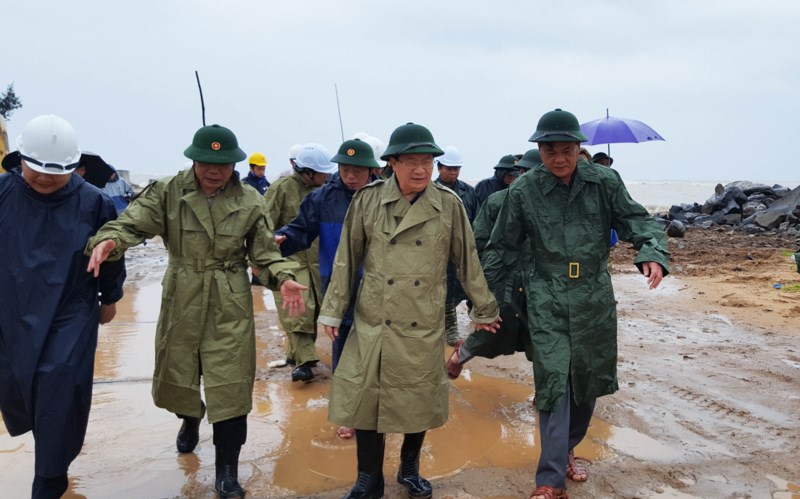  Phó Thủ tướng Trịnh Đình Dũng (thứ hai từ phải qua) thị sát, kiểm tra tình hình ứng phó bão số 12 tại Phú Yên. Ảnh: TẤN LỘC