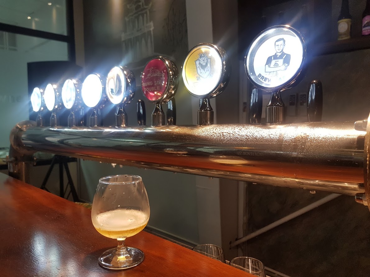 Khu vực bar để thưởng thức mẻ bia mới ngay tại nhà máy. Mỗi một màu đèn sáng là một loại bia. Khách hàng dễ dàng nhìn vào để lựa chọn