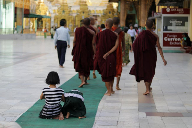 2. Không sờ đầu người khác: Trong khi chân là được coi là bộ phận khiếm nhã nhất, đầu lại được đánh giá là phần thiên liêng nhất trên cơ thể. Nên việc chạm vào đầu người khác (ngay cả theo cách thân thiện) bị người Myanmar coi là hành động cực kỳ xấu.