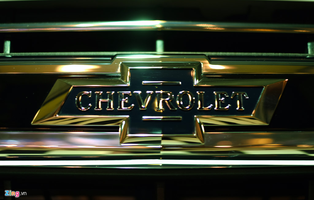 Logo di sản Chevrolet được gắn ở trước và sau xe. Điểm khác biệt giữa logo này so với những phiên bản thường là dòng chữ Chevrolet được mạ chrome sáng bóng trên nền đen.