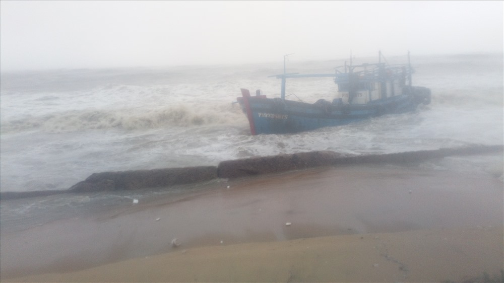 Bão đánh dạt tàu vào bờ ở Bình Định