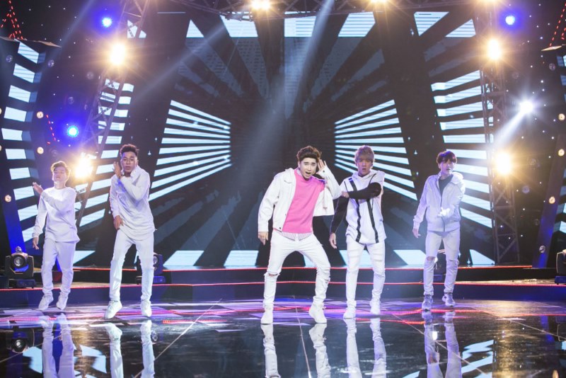 Đặc biệt, bộ trang phục áo hồng, quần trắng còn khiến Chi Dân trở thành soái ca Hàn Quốc tại chương trình.