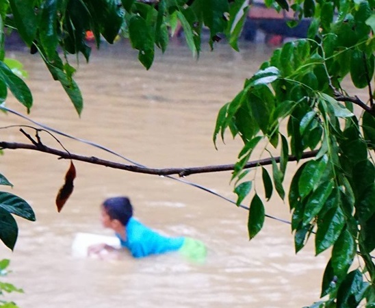 Hơn 1 tỉ m3 nước đổ về sông Hương, thành phố Huế ngập mênh mông