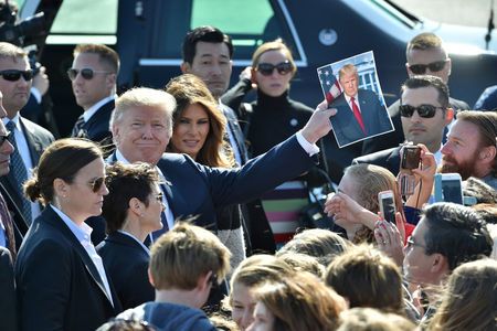 Tổng thống Trump và Phu nhân Melania được đón chào tại Căn cứ Không quân Yokota ở thành phố Fussa, Tokyo