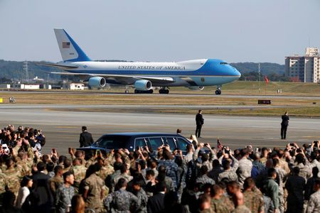Chiếc Air Force One chở Tổng thống Trump đến Căn cứ Không quân Yokota